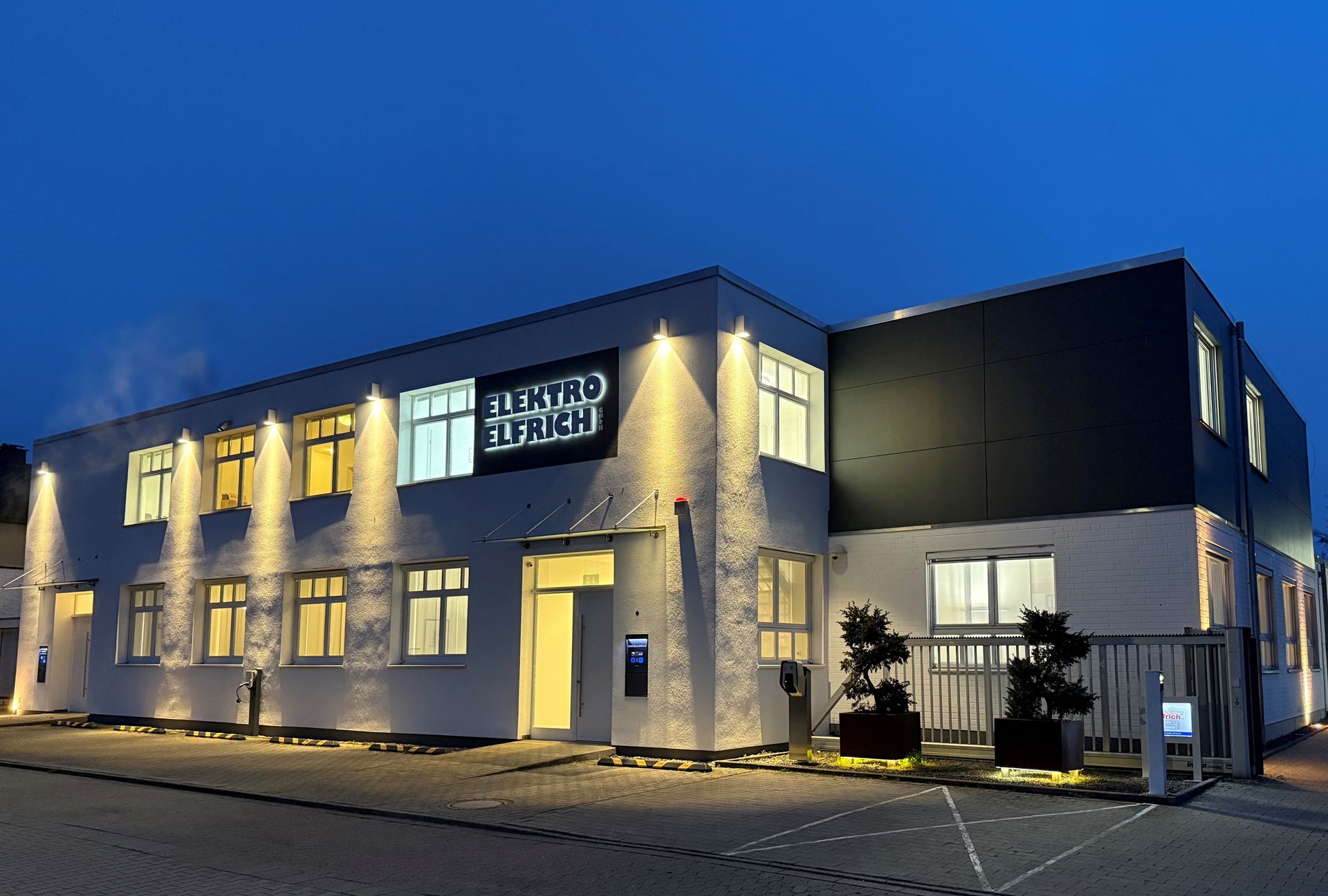 Außenansicht des Geschäfts von Elektro Elfrich GmbH - Elektrofachgeschäft während der Abenddämmerung.